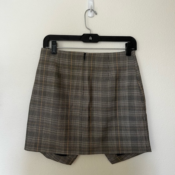 Essue • Button Skirt - Picture 3 of 3